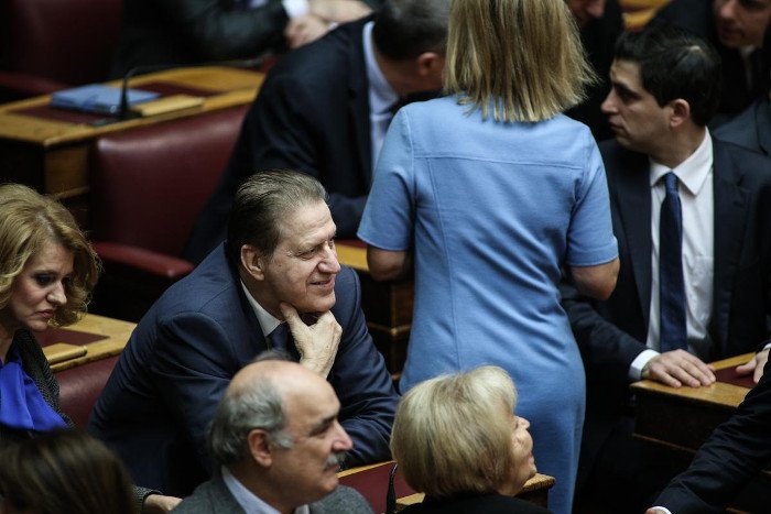 Το backstage της ψηφοφορίας στη Βουλή -Τα φιλιά στον Καραμανλή, τα γελάκια και οι βουλευτίνες με τα χρωματιστά φορέματα [εικόνες] | iefimerida.gr 11