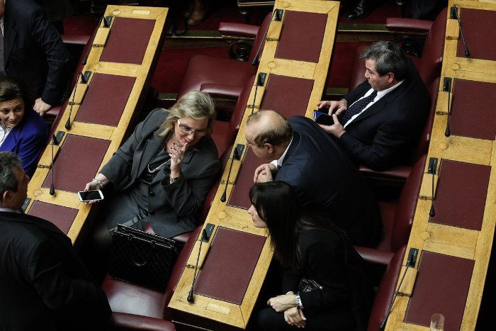 Το backstage της ψηφοφορίας στη Βουλή -Τα φιλιά στον Καραμανλή, τα γελάκια και οι βουλευτίνες με τα χρωματιστά φορέματα [εικόνες] | iefimerida.gr 21