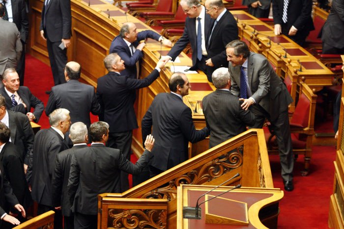 Το backstage της ψηφοφορίας στη Βουλή -Τα φιλιά στον Καραμανλή, τα γελάκια και οι βουλευτίνες με τα χρωματιστά φορέματα [εικόνες] | iefimerida.gr 22