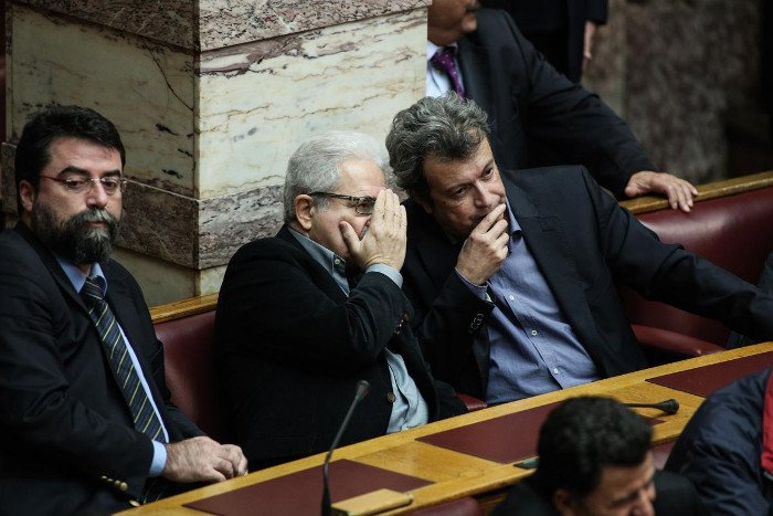 Το backstage της ψηφοφορίας στη Βουλή -Τα φιλιά στον Καραμανλή, τα γελάκια και οι βουλευτίνες με τα χρωματιστά φορέματα [εικόνες] | iefimerida.gr 16