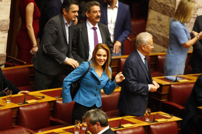 Το backstage της ψηφοφορίας στη Βουλή -Τα φιλιά στον Καραμανλή, τα γελάκια και οι βουλευτίνες με τα χρωματιστά φορέματα [εικόνες] | iefimerida.gr 10