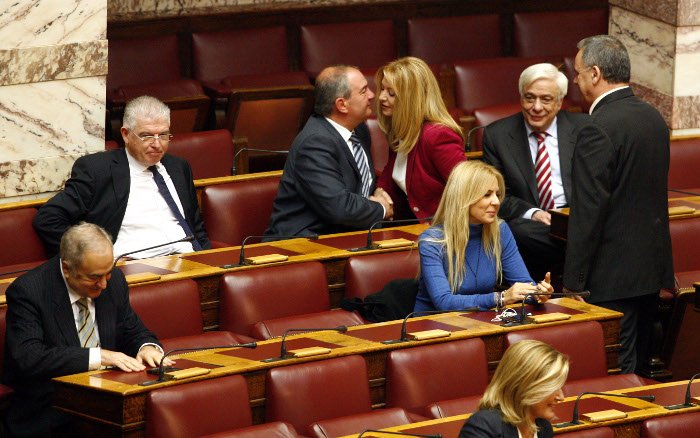 Το backstage της ψηφοφορίας στη Βουλή -Τα φιλιά στον Καραμανλή, τα γελάκια και οι βουλευτίνες με τα χρωματιστά φορέματα [εικόνες] | iefimerida.gr 8