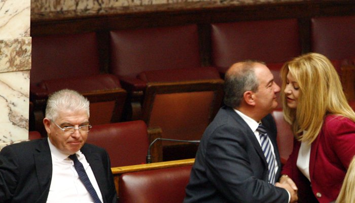 Το backstage της ψηφοφορίας στη Βουλή -Τα φιλιά στον Καραμανλή, τα γελάκια και οι βουλευτίνες με τα χρωματιστά φορέματα [εικόνες] | iefimerida.gr 9