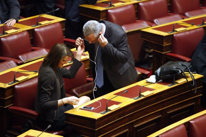 Το backstage της ψηφοφορίας στη Βουλή -Τα φιλιά στον Καραμανλή, τα γελάκια και οι βουλευτίνες με τα χρωματιστά φορέματα [εικόνες] | iefimerida.gr 6