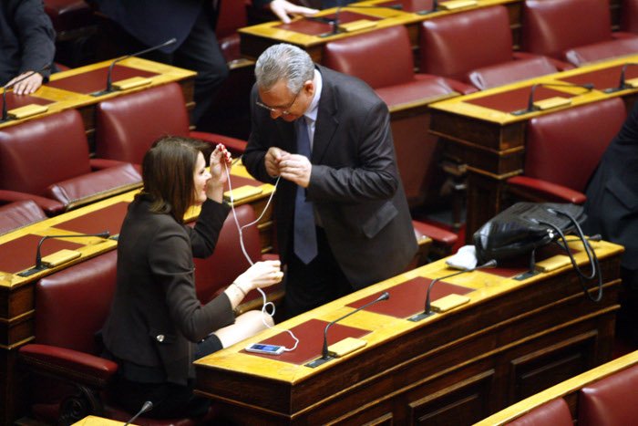 Το backstage της ψηφοφορίας στη Βουλή -Τα φιλιά στον Καραμανλή, τα γελάκια και οι βουλευτίνες με τα χρωματιστά φορέματα [εικόνες] | iefimerida.gr 5