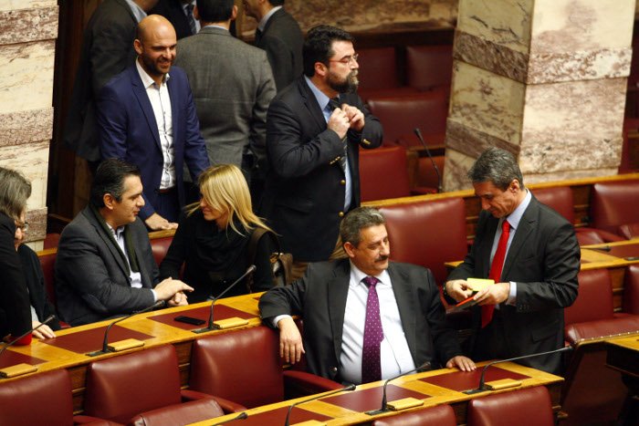 Το backstage της ψηφοφορίας στη Βουλή -Τα φιλιά στον Καραμανλή, τα γελάκια και οι βουλευτίνες με τα χρωματιστά φορέματα [εικόνες] | iefimerida.gr 0