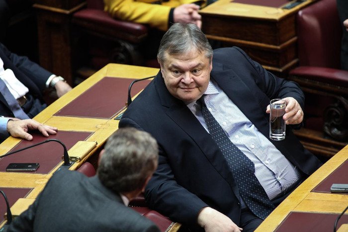 Το backstage της ψηφοφορίας στη Βουλή -Τα φιλιά στον Καραμανλή, τα γελάκια και οι βουλευτίνες με τα χρωματιστά φορέματα [εικόνες] | iefimerida.gr 17