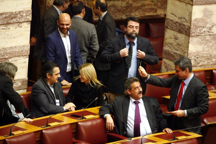 Το backstage της ψηφοφορίας στη Βουλή -Τα φιλιά στον Καραμανλή, τα γελάκια και οι βουλευτίνες με τα χρωματιστά φορέματα [εικόνες] | iefimerida.gr 1