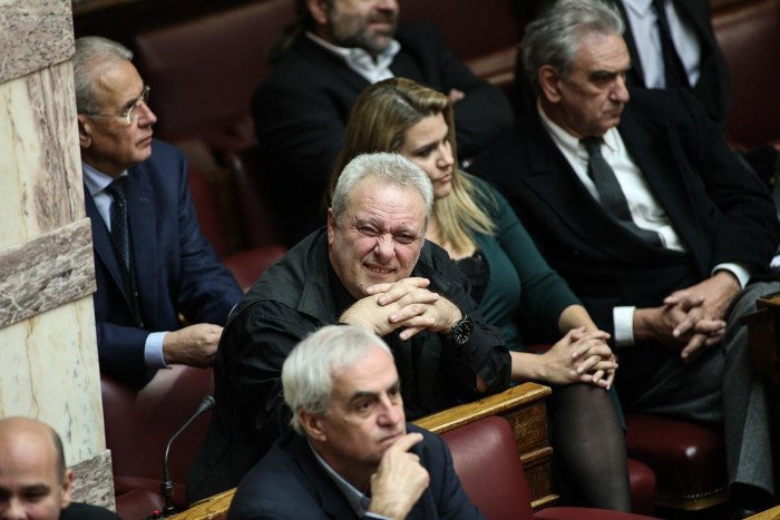 Το backstage της ψηφοφορίας στη Βουλή -Τα φιλιά στον Καραμανλή, τα γελάκια και οι βουλευτίνες με τα χρωματιστά φορέματα [εικόνες] | iefimerida.gr 2