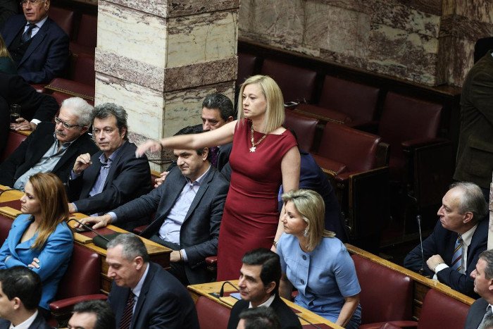 Το backstage της ψηφοφορίας στη Βουλή -Τα φιλιά στον Καραμανλή, τα γελάκια και οι βουλευτίνες με τα χρωματιστά φορέματα [εικόνες] | iefimerida.gr 14