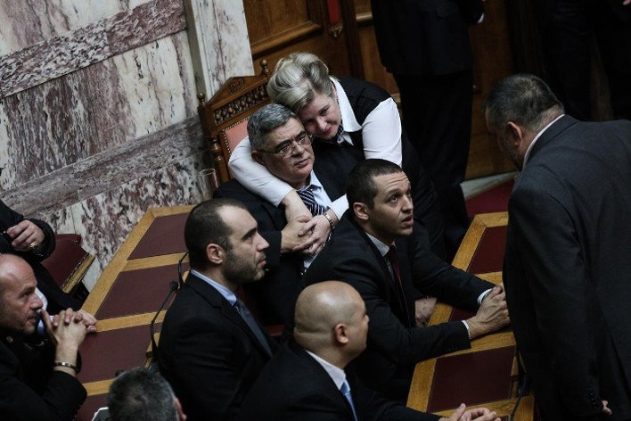 Το backstage της ψηφοφορίας στη Βουλή -Τα φιλιά στον Καραμανλή, τα γελάκια και οι βουλευτίνες με τα χρωματιστά φορέματα [εικόνες] | iefimerida.gr 18
