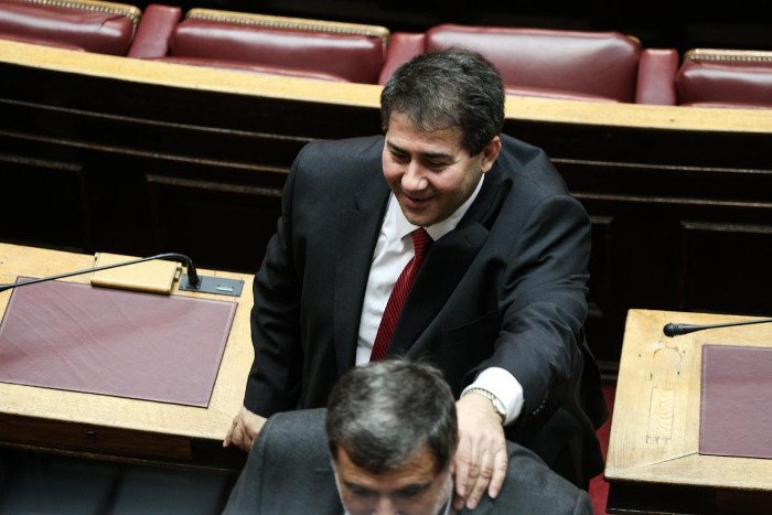 Το backstage της ψηφοφορίας στη Βουλή -Τα φιλιά στον Καραμανλή, τα γελάκια και οι βουλευτίνες με τα χρωματιστά φορέματα [εικόνες] | iefimerida.gr 3