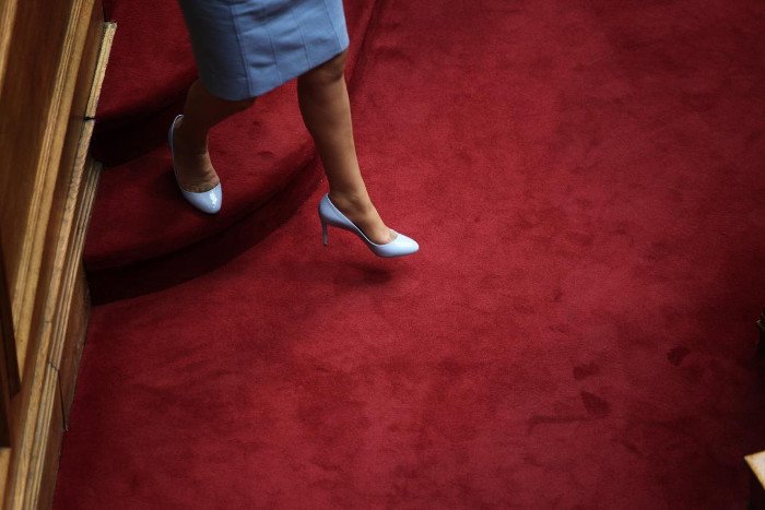 Το backstage της ψηφοφορίας στη Βουλή -Τα φιλιά στον Καραμανλή, τα γελάκια και οι βουλευτίνες με τα χρωματιστά φορέματα [εικόνες] | iefimerida.gr 12