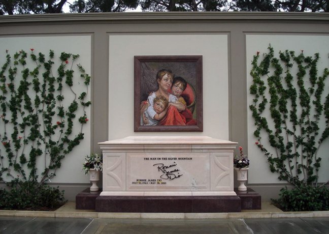 Οι τελευταίες κατοικίες των διασημοτήτων- Τάφοι που έχουν γίνει τουριστικές ατραξιόν [εικόνες] | iefimerida.gr 9