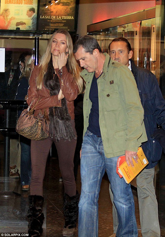 Ο Αντόνιο Μπαντέρας ξανάνιωσε με τον νέο έρωτά του [εικόνες] | iefimerida.gr 6