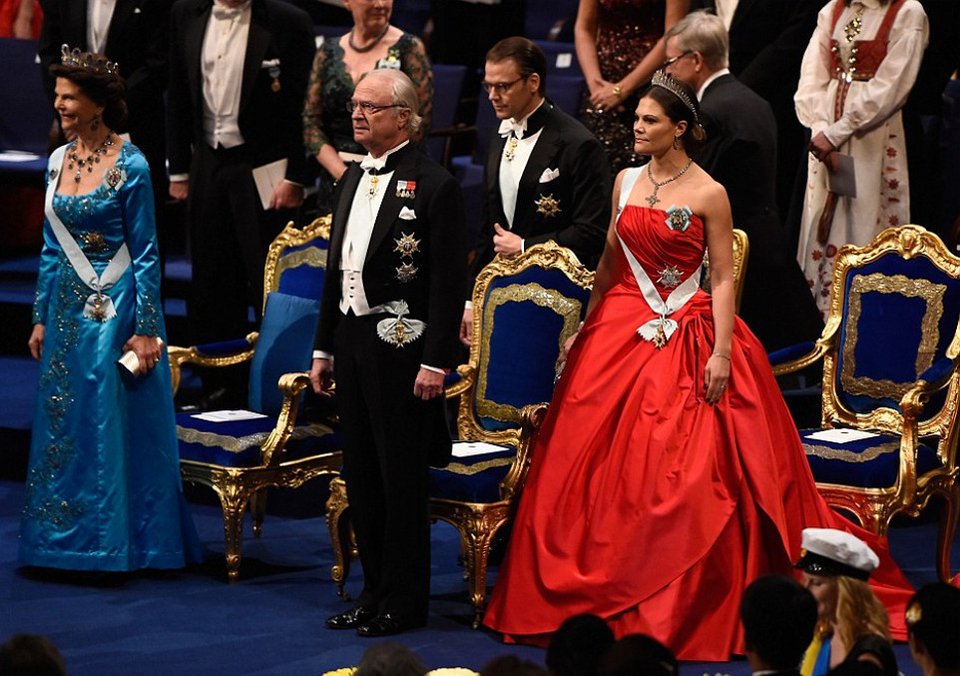 Η γκλαμουριά επισκίασε τους νικητές των Νόμπελ -Βασιλιάδες, φανταχτερά ρούχα, καβούρια και ορτανσίες [εικόνες] | iefimerida.gr 1