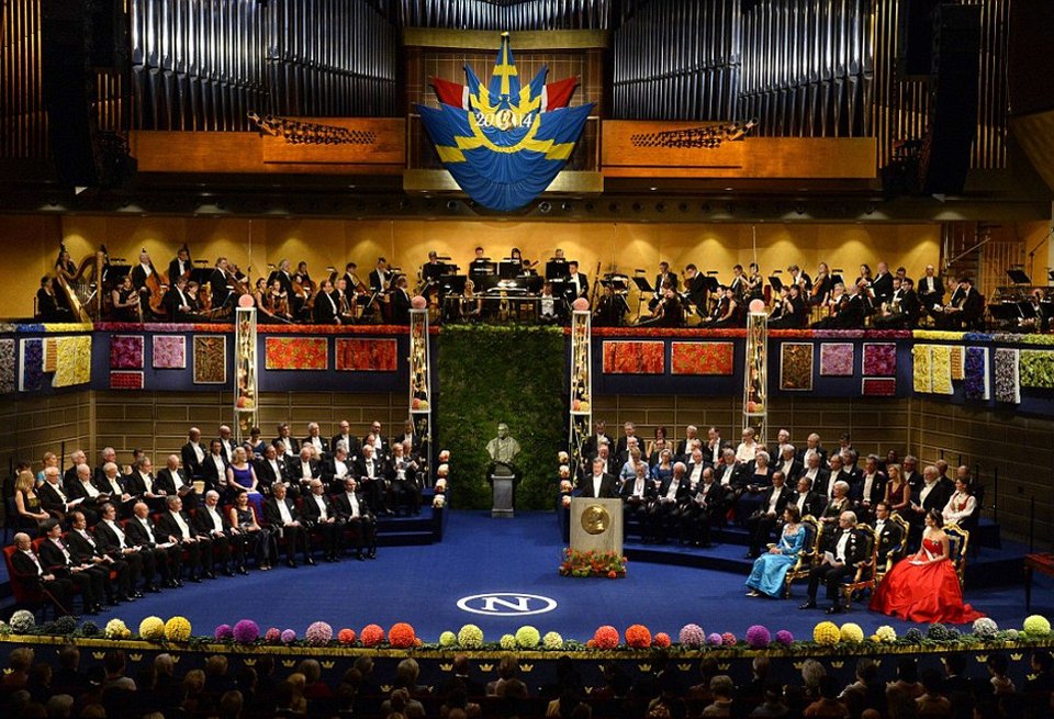 Η γκλαμουριά επισκίασε τους νικητές των Νόμπελ -Βασιλιάδες, φανταχτερά ρούχα, καβούρια και ορτανσίες [εικόνες] | iefimerida.gr 0