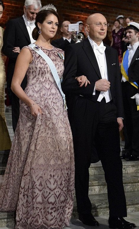 Η γκλαμουριά επισκίασε τους νικητές των Νόμπελ -Βασιλιάδες, φανταχτερά ρούχα, καβούρια και ορτανσίες [εικόνες] | iefimerida.gr 10