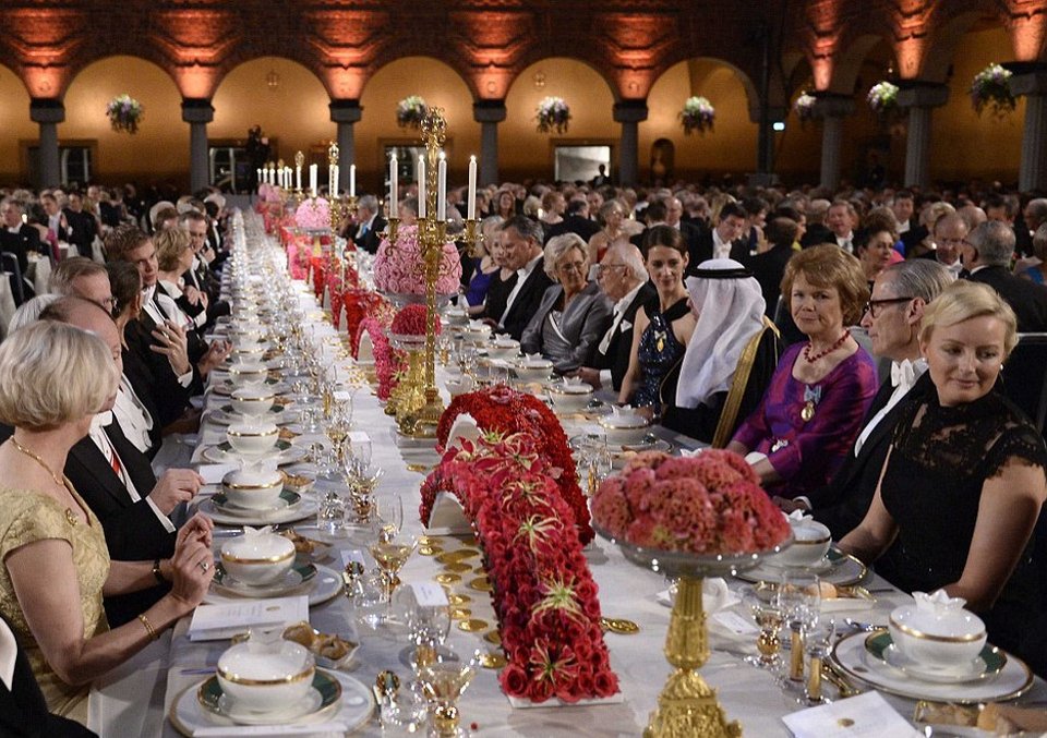 Η γκλαμουριά επισκίασε τους νικητές των Νόμπελ -Βασιλιάδες, φανταχτερά ρούχα, καβούρια και ορτανσίες [εικόνες] | iefimerida.gr 3