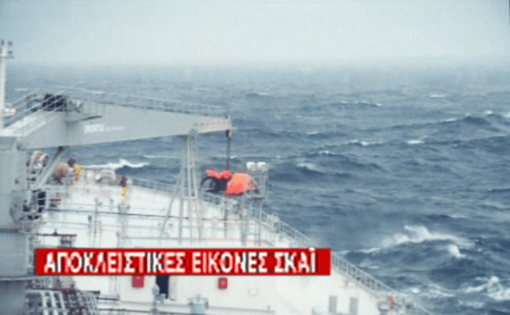 Θρίλερ με το φλεγόμενο πλοίο -Μάχη με το χρόνο για τη διάσωση των επιβαινόντων | iefimerida.gr 8