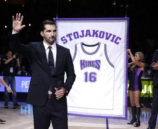 Μεγάλη τιμή για τον Πέτζα Στογιάκοβιτς – Η φανέλα του στον «ουρανό» του γηπέδου των Σακραμέντο Κινγκς [εικόνες & βίντεο] | iefimerida.gr 3