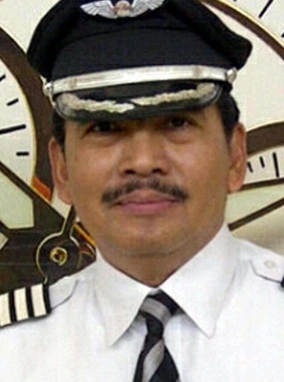 Συγκλονίζει η κόρη του κυβερνήτη του χαμένου Airbus της Air Asia: Πατέρα γύρνα πίσω σε χρειάζομαι [εικόνες] | iefimerida.gr 2