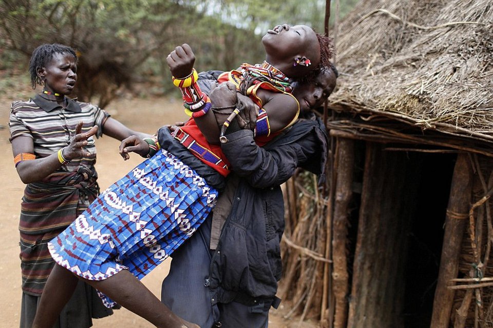 Στα άδυτα των νυφοπάζαρων της Κένυας -Το δεύτερο σοκ, μετά την κλειτοριδεκτομή, που βιώνουν τα κορίτσια της φυλής Ποκότ [εικόνες] | iefimerida.gr 0