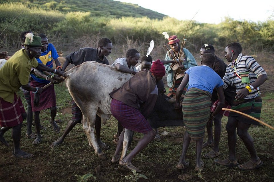 Στα άδυτα των νυφοπάζαρων της Κένυας -Το δεύτερο σοκ, μετά την κλειτοριδεκτομή, που βιώνουν τα κορίτσια της φυλής Ποκότ [εικόνες] | iefimerida.gr 7