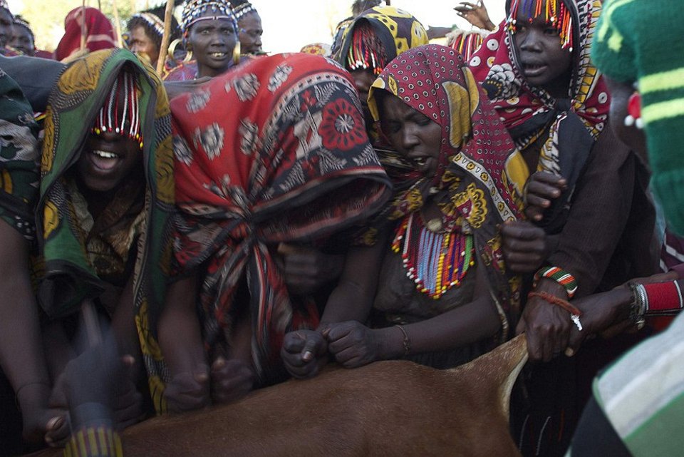 Στα άδυτα των νυφοπάζαρων της Κένυας -Το δεύτερο σοκ, μετά την κλειτοριδεκτομή, που βιώνουν τα κορίτσια της φυλής Ποκότ [εικόνες] | iefimerida.gr 8