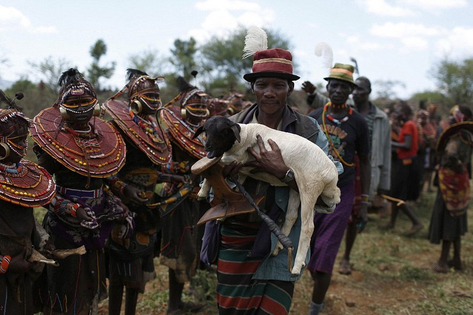 Στα άδυτα των νυφοπάζαρων της Κένυας -Το δεύτερο σοκ, μετά την κλειτοριδεκτομή, που βιώνουν τα κορίτσια της φυλής Ποκότ [εικόνες] | iefimerida.gr 9