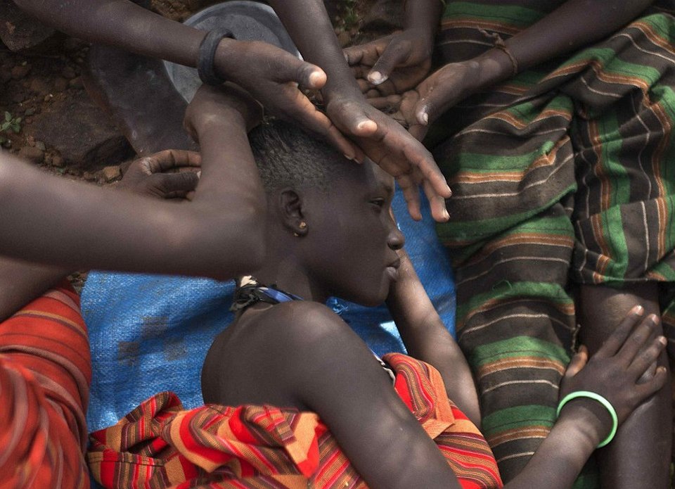 Στα άδυτα των νυφοπάζαρων της Κένυας -Το δεύτερο σοκ, μετά την κλειτοριδεκτομή, που βιώνουν τα κορίτσια της φυλής Ποκότ [εικόνες] | iefimerida.gr 10