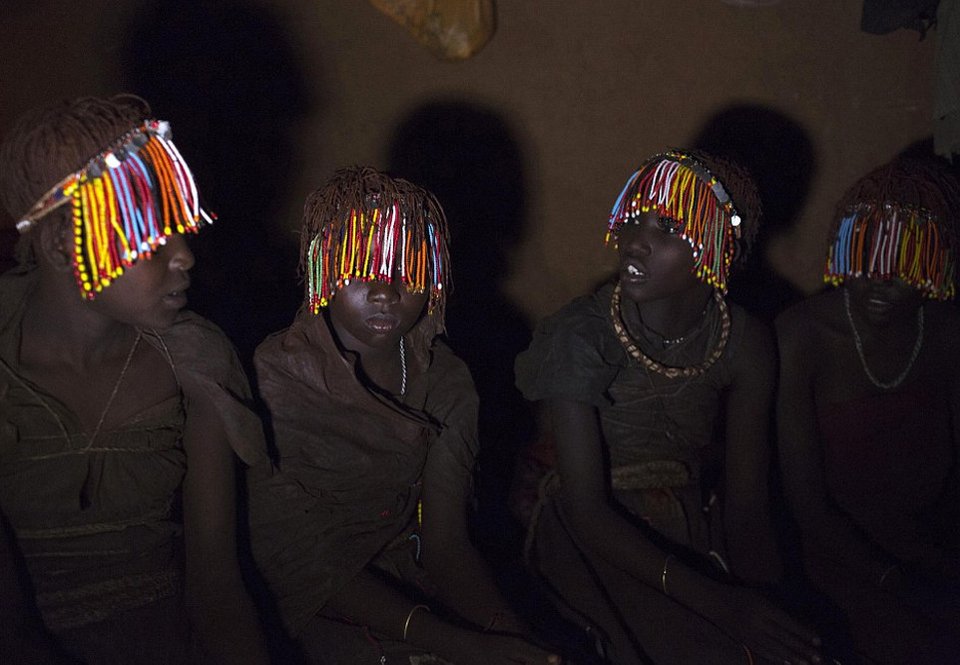 Στα άδυτα των νυφοπάζαρων της Κένυας -Το δεύτερο σοκ, μετά την κλειτοριδεκτομή, που βιώνουν τα κορίτσια της φυλής Ποκότ [εικόνες] | iefimerida.gr 11