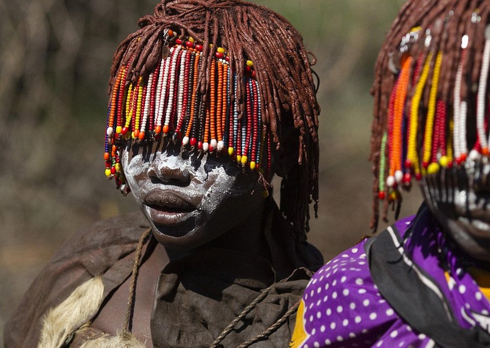Στα άδυτα των νυφοπάζαρων της Κένυας -Το δεύτερο σοκ, μετά την κλειτοριδεκτομή, που βιώνουν τα κορίτσια της φυλής Ποκότ [εικόνες] | iefimerida.gr 12