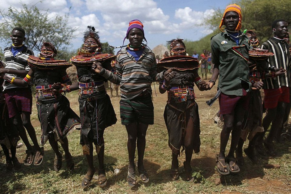 Στα άδυτα των νυφοπάζαρων της Κένυας -Το δεύτερο σοκ, μετά την κλειτοριδεκτομή, που βιώνουν τα κορίτσια της φυλής Ποκότ [εικόνες] | iefimerida.gr 13