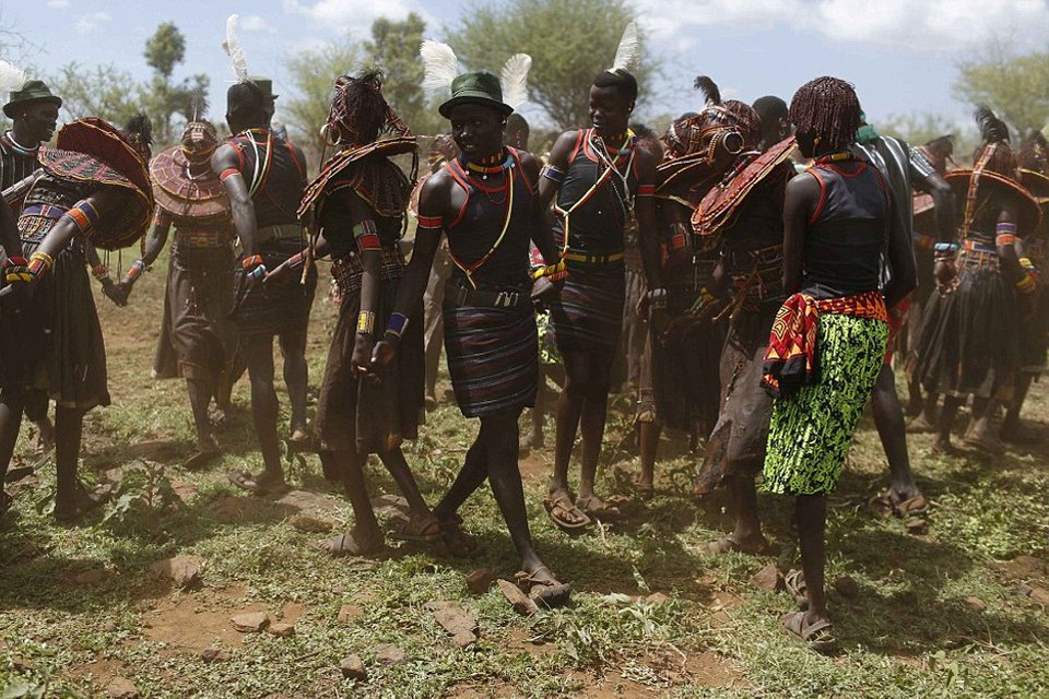 Στα άδυτα των νυφοπάζαρων της Κένυας -Το δεύτερο σοκ, μετά την κλειτοριδεκτομή, που βιώνουν τα κορίτσια της φυλής Ποκότ [εικόνες] | iefimerida.gr 14