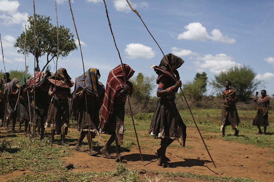 Στα άδυτα των νυφοπάζαρων της Κένυας -Το δεύτερο σοκ, μετά την κλειτοριδεκτομή, που βιώνουν τα κορίτσια της φυλής Ποκότ [εικόνες] | iefimerida.gr 15