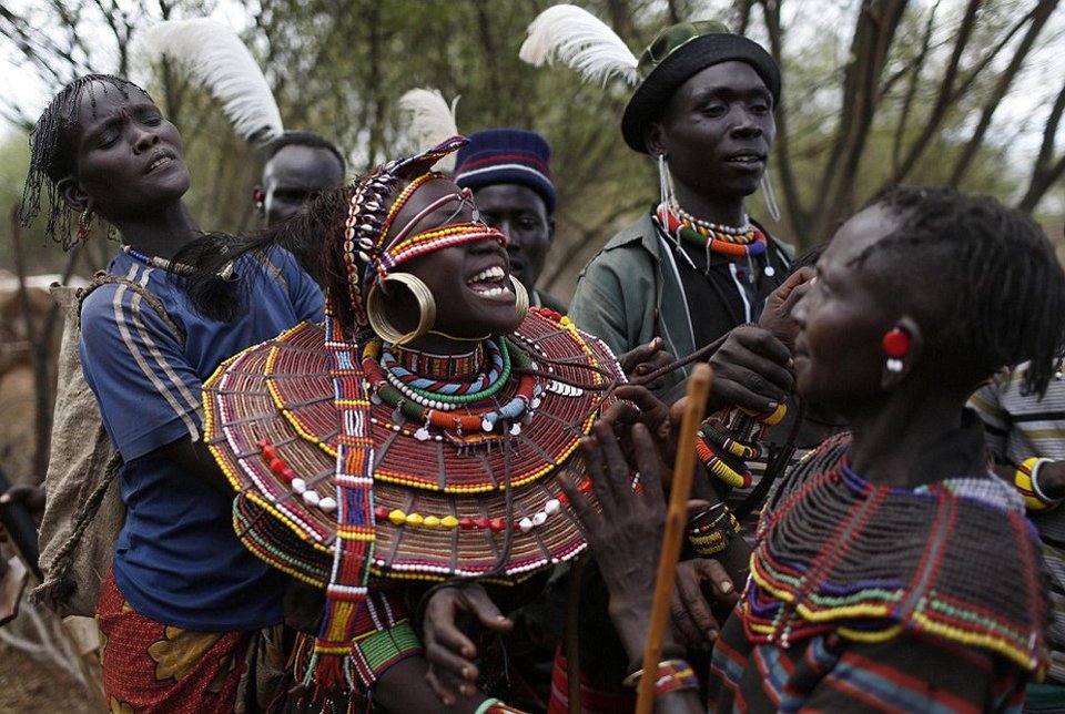 Στα άδυτα των νυφοπάζαρων της Κένυας -Το δεύτερο σοκ, μετά την κλειτοριδεκτομή, που βιώνουν τα κορίτσια της φυλής Ποκότ [εικόνες] | iefimerida.gr 1