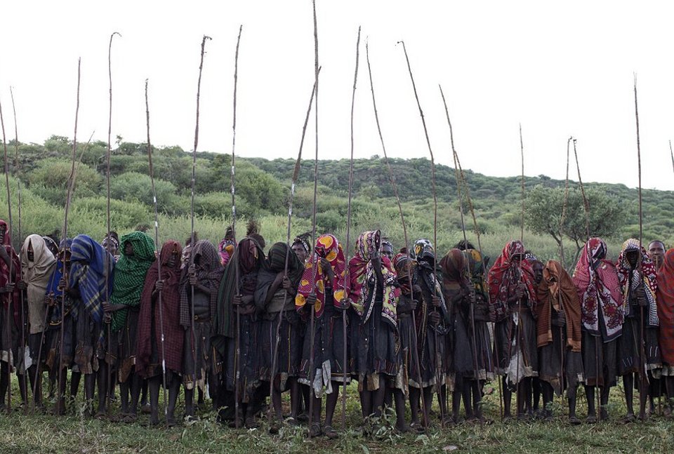 Στα άδυτα των νυφοπάζαρων της Κένυας -Το δεύτερο σοκ, μετά την κλειτοριδεκτομή, που βιώνουν τα κορίτσια της φυλής Ποκότ [εικόνες] | iefimerida.gr 17