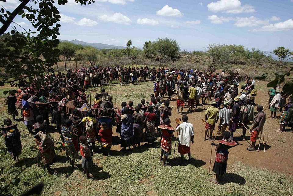 Στα άδυτα των νυφοπάζαρων της Κένυας -Το δεύτερο σοκ, μετά την κλειτοριδεκτομή, που βιώνουν τα κορίτσια της φυλής Ποκότ [εικόνες] | iefimerida.gr 18