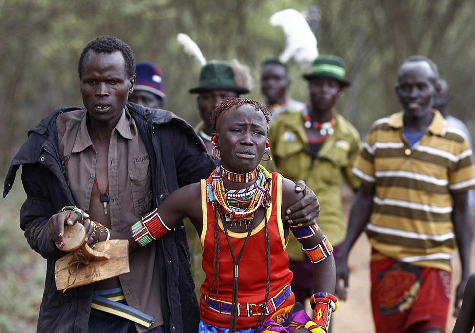 Στα άδυτα των νυφοπάζαρων της Κένυας -Το δεύτερο σοκ, μετά την κλειτοριδεκτομή, που βιώνουν τα κορίτσια της φυλής Ποκότ [εικόνες] | iefimerida.gr 2