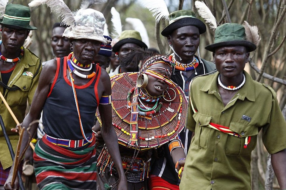 Στα άδυτα των νυφοπάζαρων της Κένυας -Το δεύτερο σοκ, μετά την κλειτοριδεκτομή, που βιώνουν τα κορίτσια της φυλής Ποκότ [εικόνες] | iefimerida.gr 3