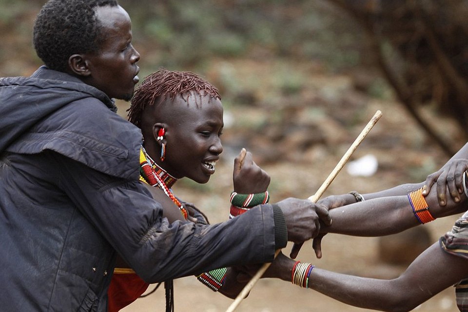 Στα άδυτα των νυφοπάζαρων της Κένυας -Το δεύτερο σοκ, μετά την κλειτοριδεκτομή, που βιώνουν τα κορίτσια της φυλής Ποκότ [εικόνες] | iefimerida.gr 4