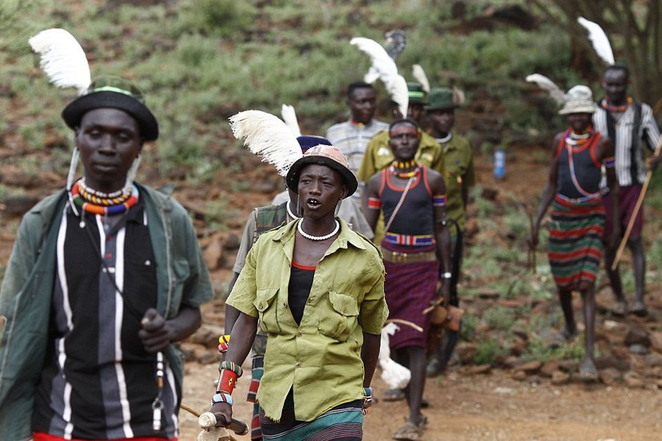 Στα άδυτα των νυφοπάζαρων της Κένυας -Το δεύτερο σοκ, μετά την κλειτοριδεκτομή, που βιώνουν τα κορίτσια της φυλής Ποκότ [εικόνες] | iefimerida.gr 5