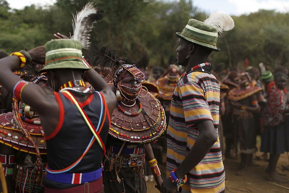 Στα άδυτα των νυφοπάζαρων της Κένυας -Το δεύτερο σοκ, μετά την κλειτοριδεκτομή, που βιώνουν τα κορίτσια της φυλής Ποκότ [εικόνες] | iefimerida.gr 6