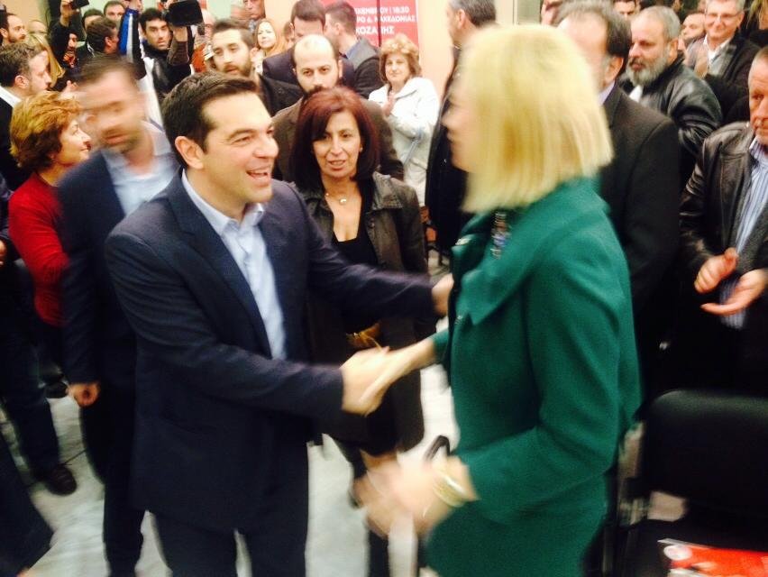 «Θερμός» ασπασμός Αλέξη Τσίπρα και Ραχήλ Μακρή στην Κοζάνη [εικόνες] | iefimerida.gr 1