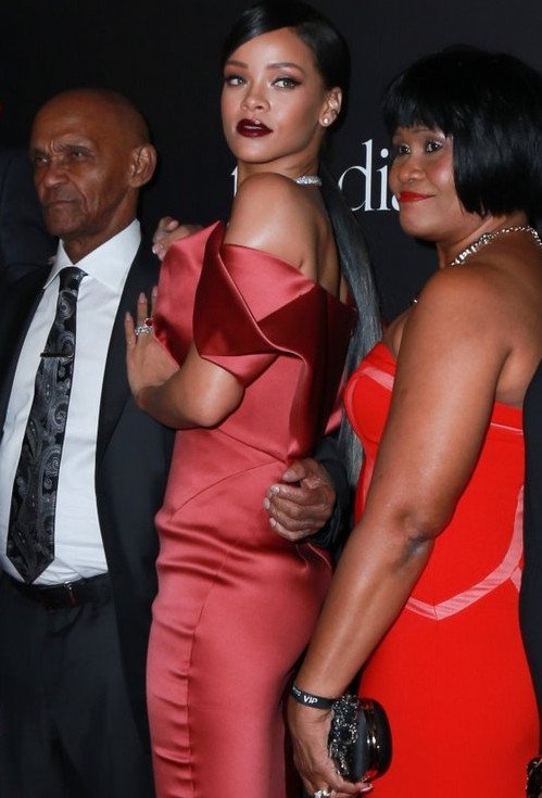 Ντροπιάστηκε η Ριάνα: «Ντίρλα» ο πατέρας της– Τον πέταξαν έξω από φιλανθρωπικό γκαλά [εικόνες] | iefimerida.gr 0