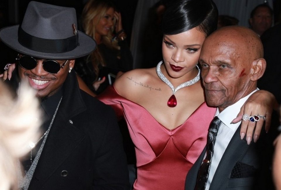 Ντροπιάστηκε η Ριάνα: «Ντίρλα» ο πατέρας της– Τον πέταξαν έξω από φιλανθρωπικό γκαλά [εικόνες] | iefimerida.gr 1