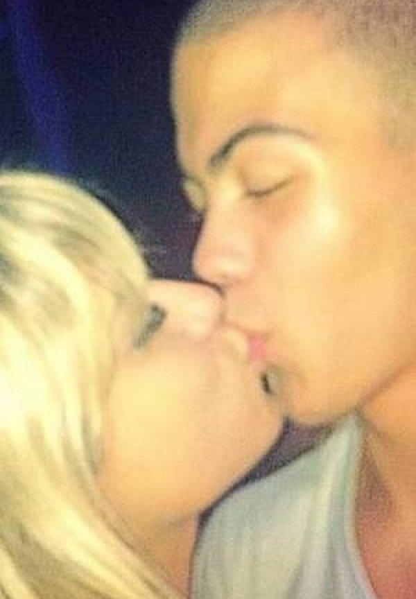 Σάλος στην Βραζιλία-Ο 14χρονος γιος του Ρονάλντο φιλιέται παθιασμένα με 27χρονη δασκάλα [εικόνες] | iefimerida.gr 1