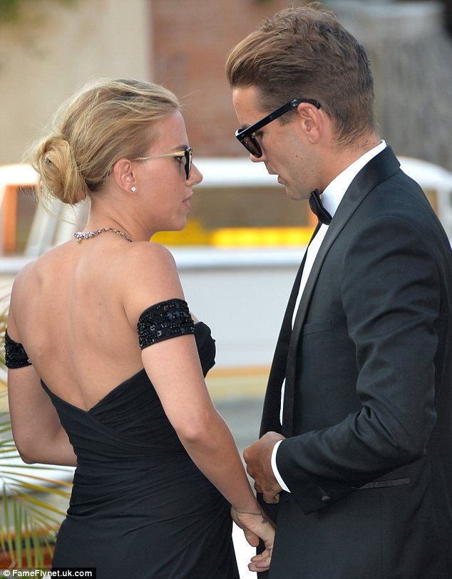 Ποιος είναι ο Γάλλος δημοσιογράφος που παντρεύτηκε τη Σκάρλετ Γιόχανσον και της έκανε παιδί [εικόνες] | iefimerida.gr 1