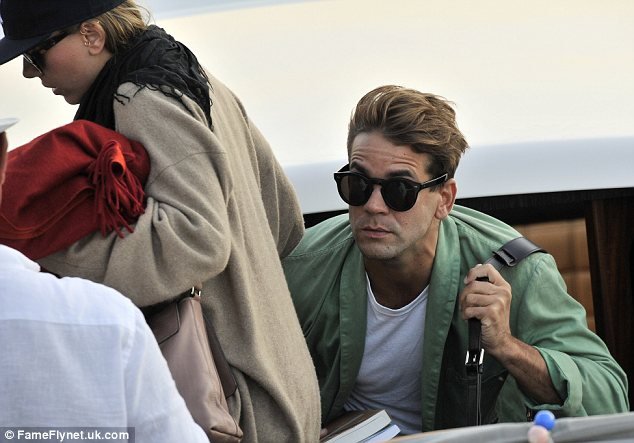 Ποιος είναι ο Γάλλος δημοσιογράφος που παντρεύτηκε τη Σκάρλετ Γιόχανσον και της έκανε παιδί [εικόνες] | iefimerida.gr 5